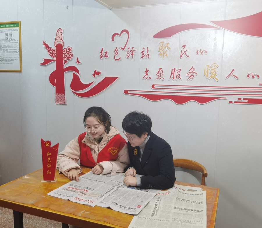 图为兰溪市烟草专卖局工作人员（左）与客户共同学习党建知识