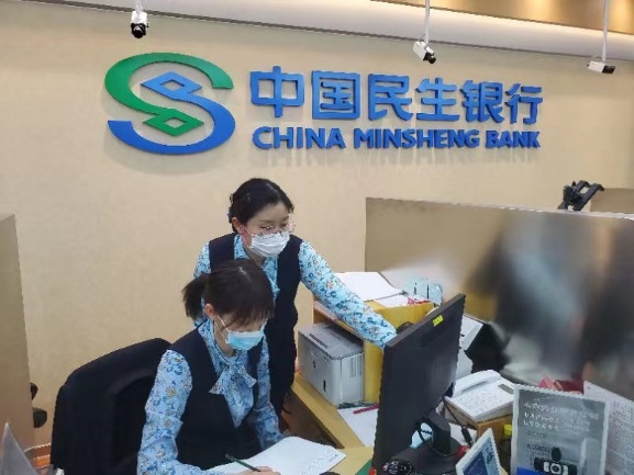 图片包含 室内, 人, 桌子, 女人

描述已自动生成
