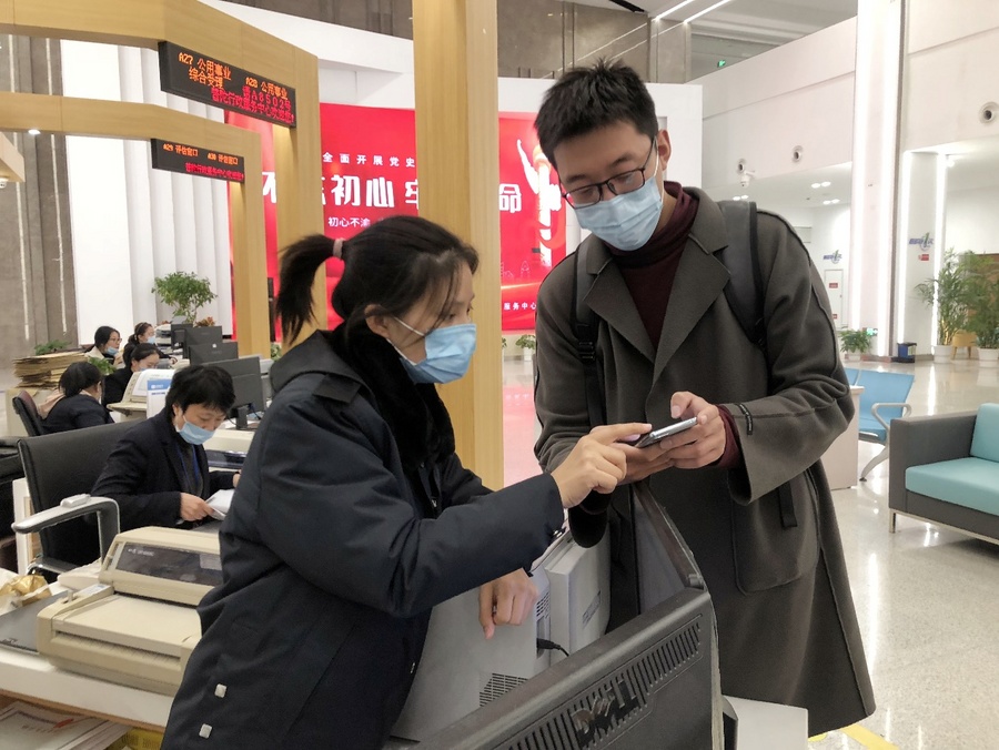林晓静：坚守办证窗口 为群众答疑解惑_副本