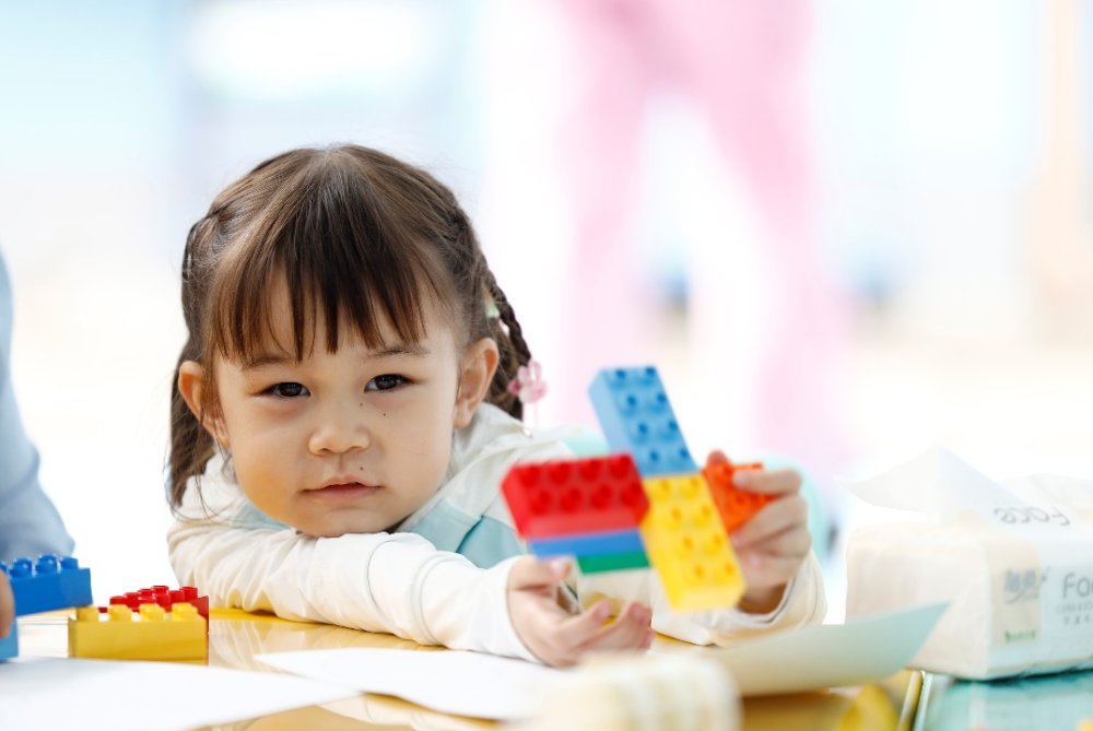 小孩在桌子上

低可信度描述已自动生成