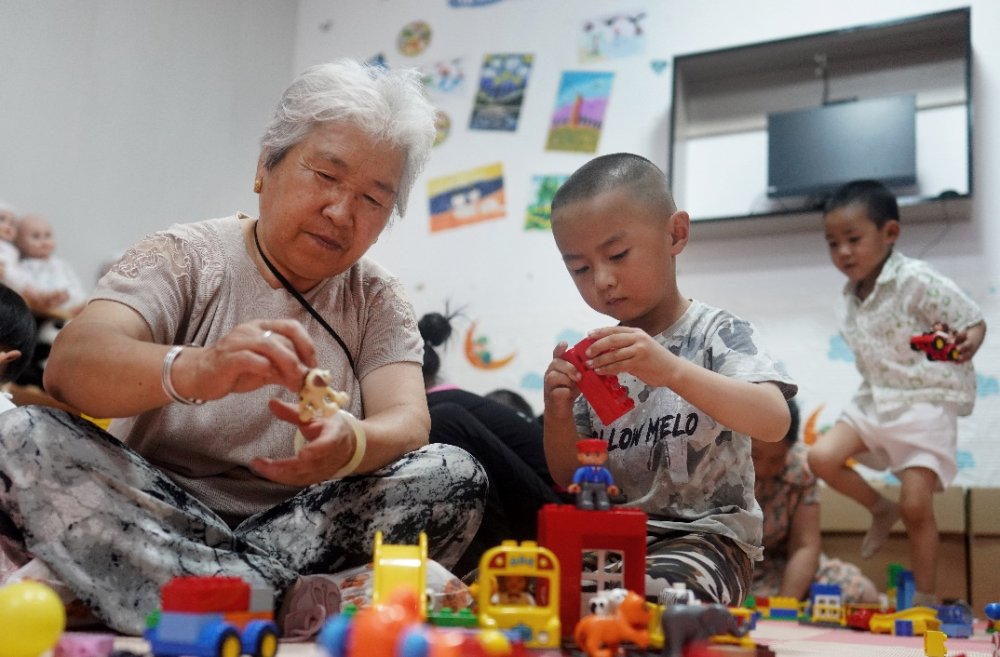 一群小孩在桌子上

中度可信度描述已自动生成