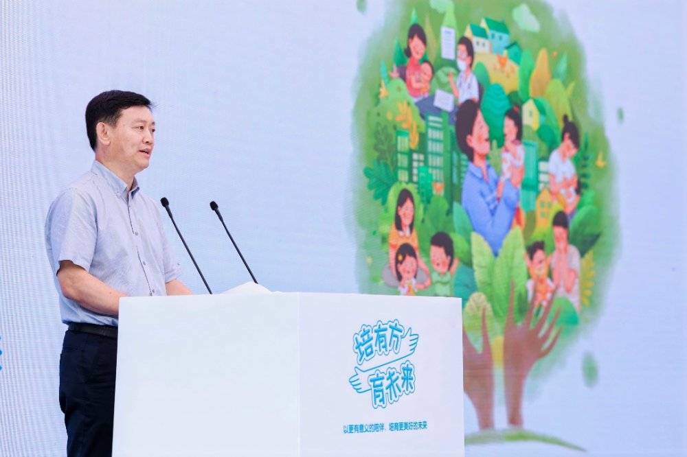 图片包含 游戏机, 男人, 站, 年轻

描述已自动生成