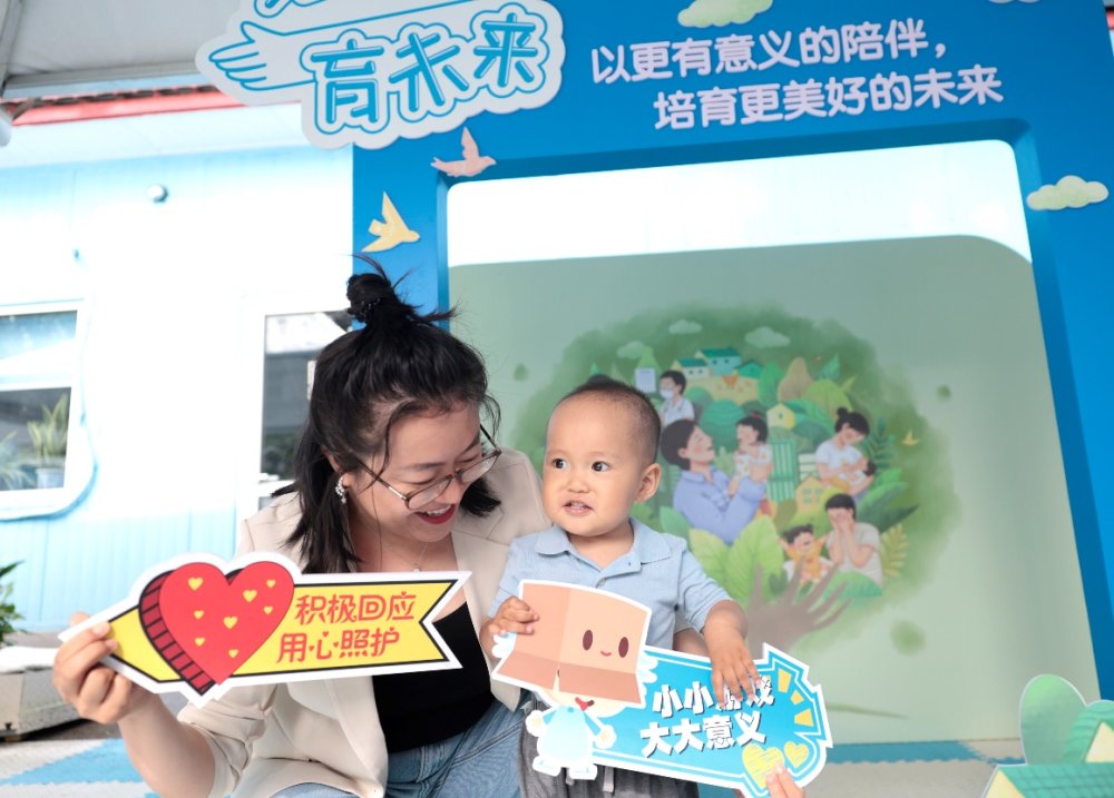 图片包含 人, 标志, 读, 桌子

描述已自动生成