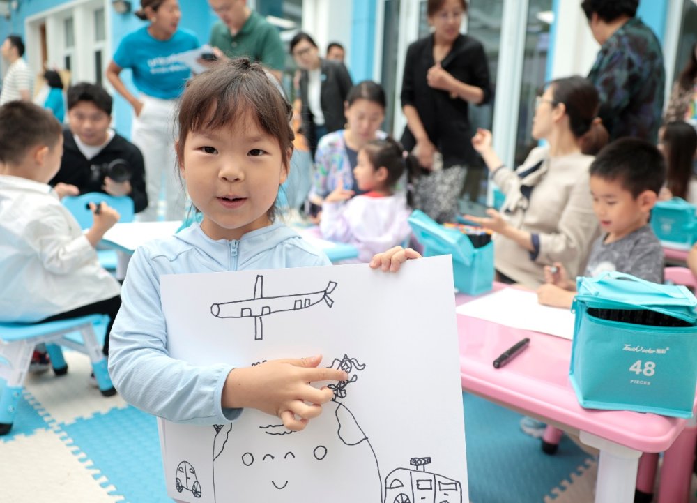 小孩们在桌子边

中度可信度描述已自动生成
