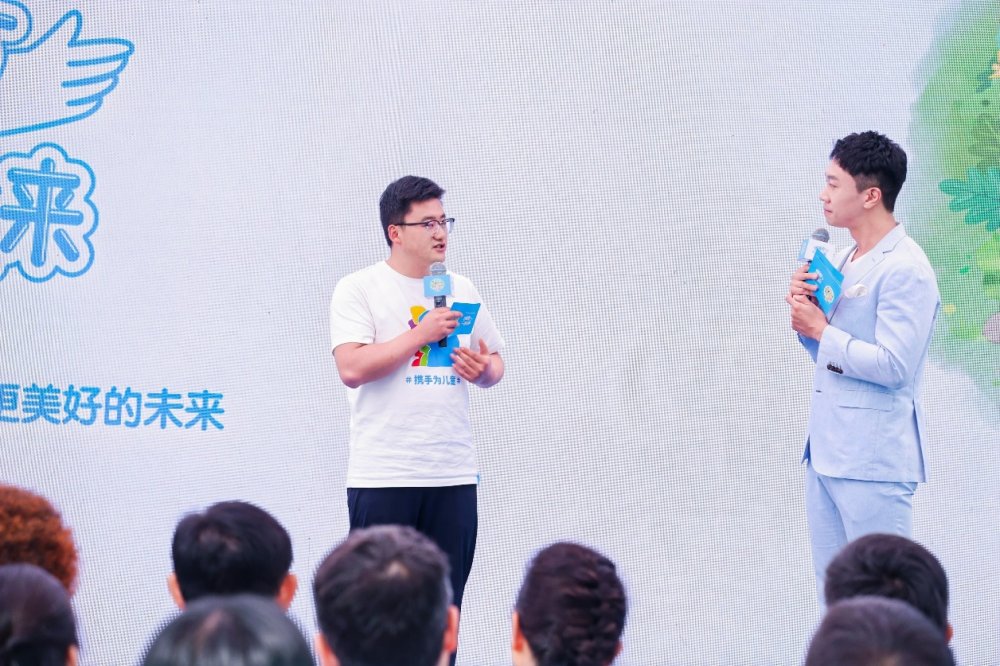 一群人站在台上演讲

描述已自动生成