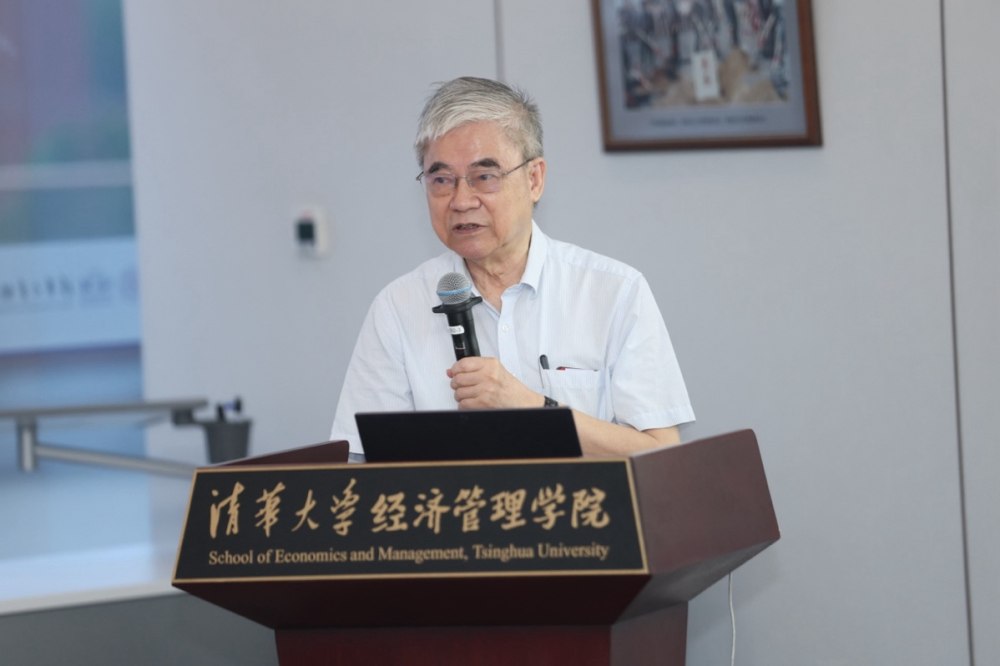 男人站在钢琴前

中度可信度描述已自动生成