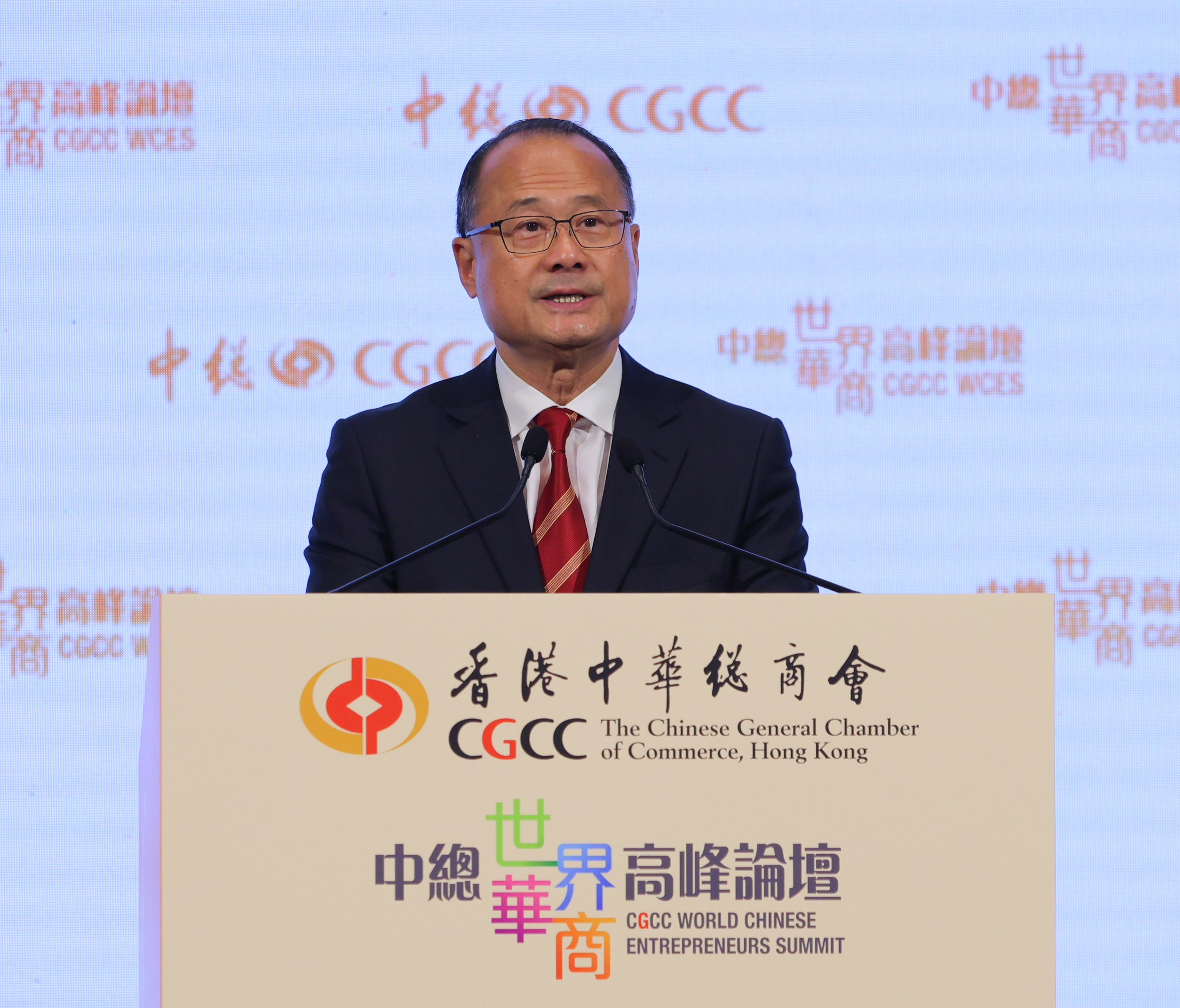 　　中总会长蔡冠深代表主办单位致欢迎辞。(主办方供图)
