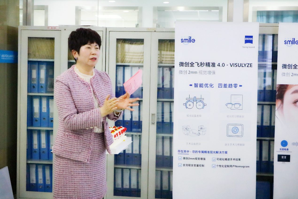 人站在建筑前

低可信度描述已自动生成