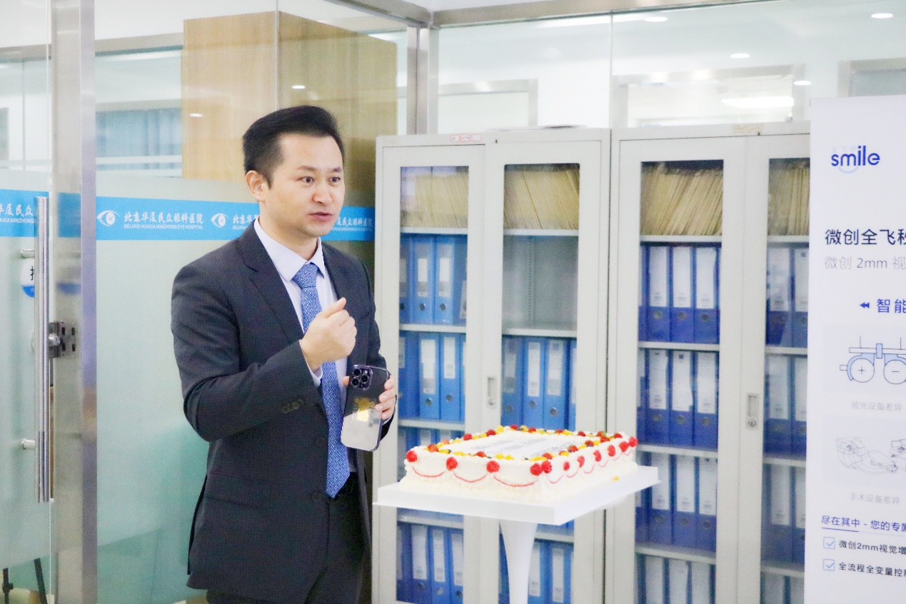 图片包含 建筑, 人, 室内, 站

描述已自动生成