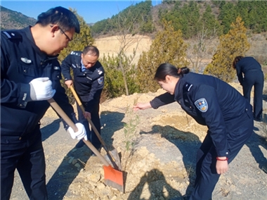 平顺公安交警积极参加县局组织的植树造林活动
