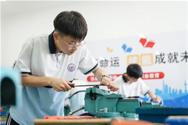 技能为翼，助力学生成人成才