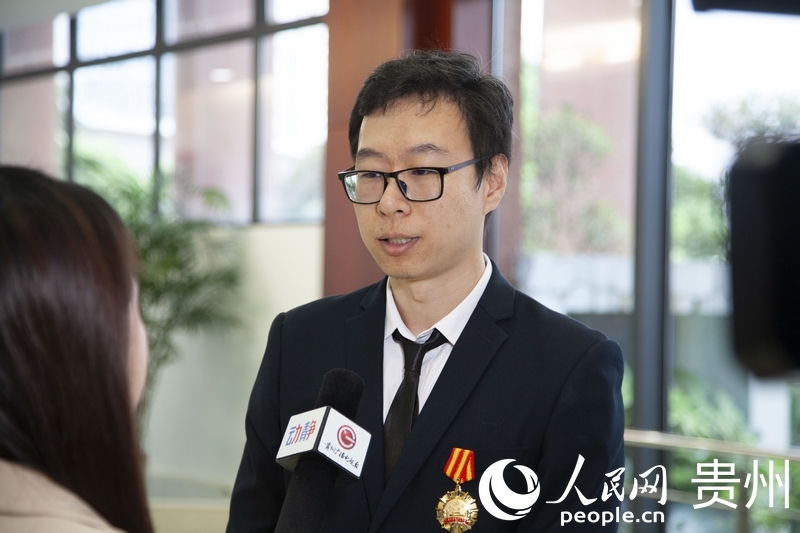 金智超在接受媒体采访。人民网 龙章榆摄