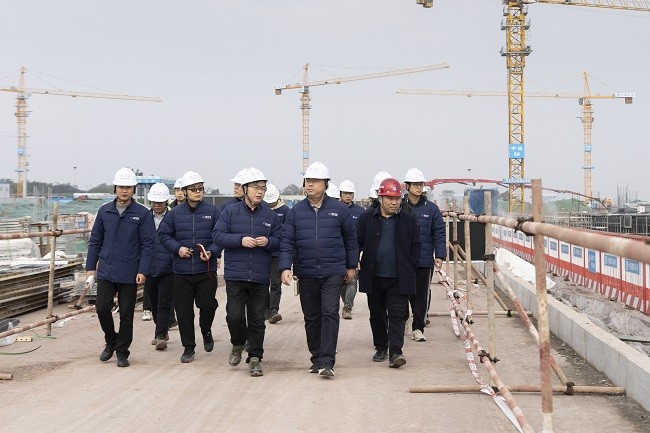 林锋带领酿酒技改项目组成员全力推动“数智泸州老窖”建设.jpg