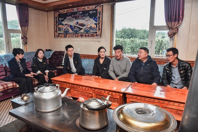 林锋在川西红原县牧民家中走访慰问.jpg