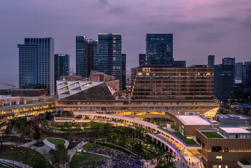 A city with many buildings
AI-generated content may be incorrect.