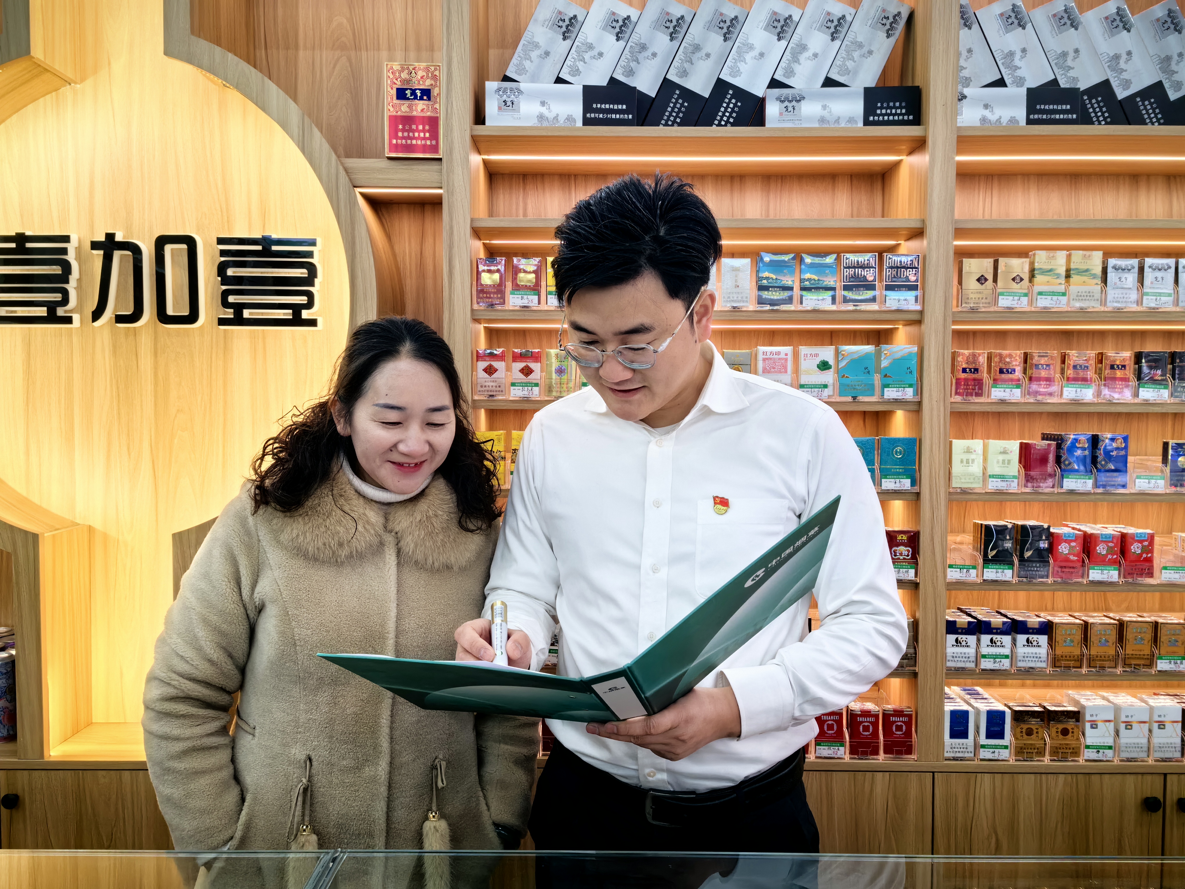 图为青年党员（右）在零售终端开展经营指导.jpg
