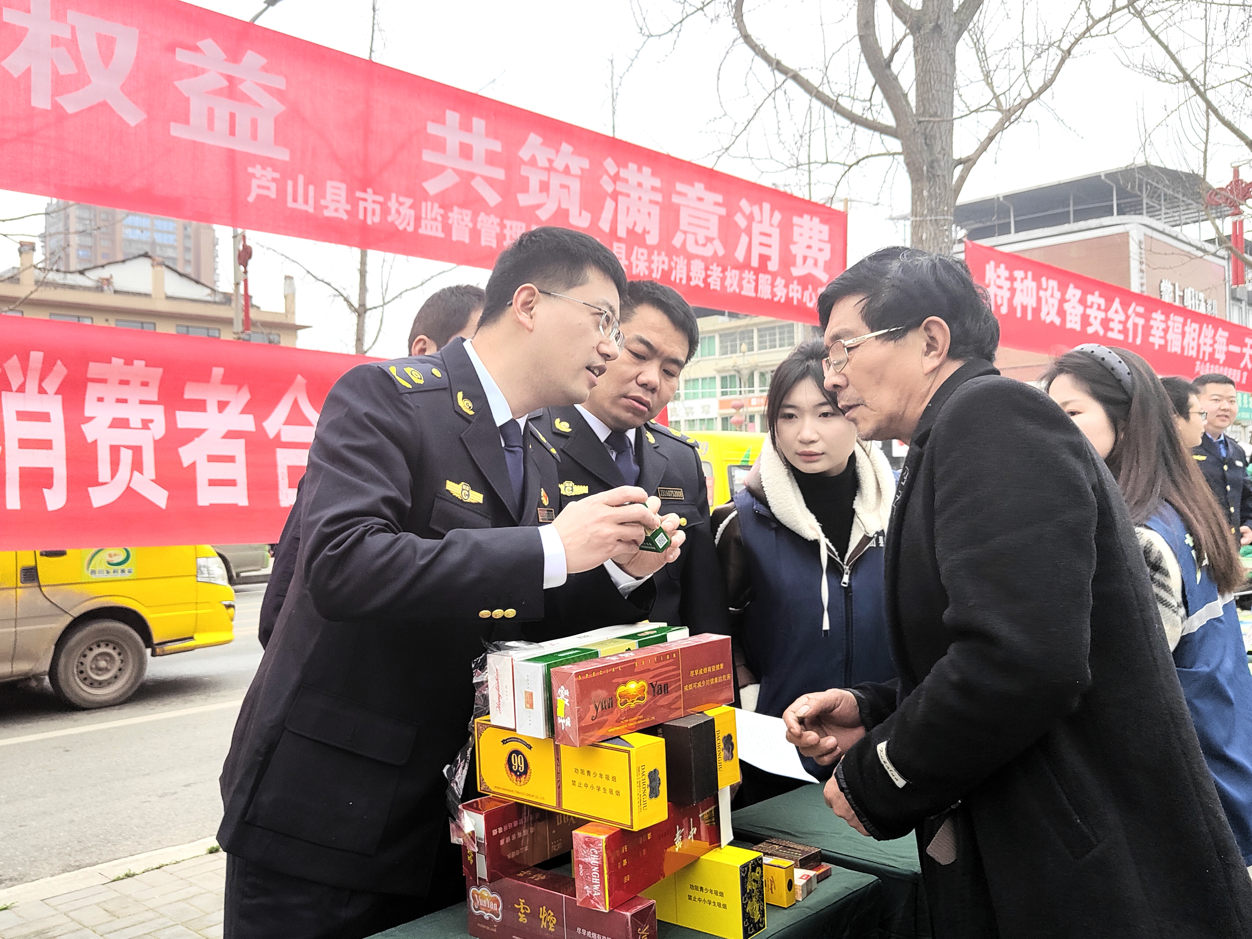 图为党员先锋队队员开展普法宣传.jpg