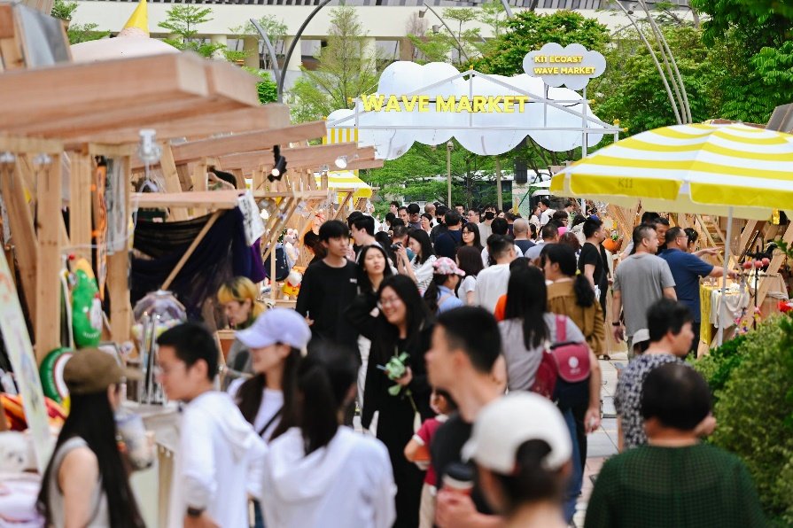 A crowd of people walking through a market
AI-generated content may be incorrect.