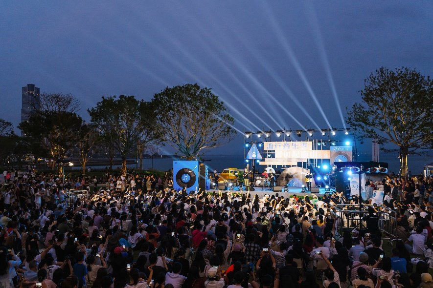 A large crowd of people at a concert
AI-generated content may be incorrect.